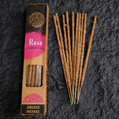 Handgerollte natürliche indische Räucherstäbchen zur Entspannung